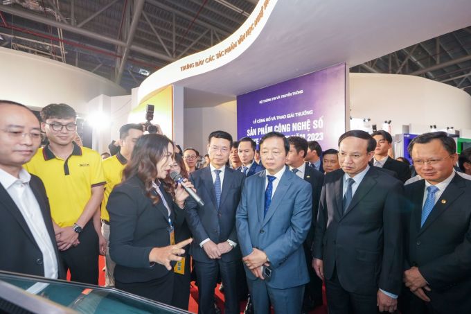 Phó thủ tướng Trần Hồng Hà (thứ ba từ phải sang), Bộ trưởng Thông tin và Truyền thông Nguyễn Mạnh Hùng (thứ ba từ phải sang) cùng lãnh đạo tỉnh Quảng Ninh tham quan gian hàng chuyển đổi số MISA. Ảnh: MISA