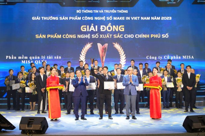Ông Trần Mạnh Dũng - đại diện Khối Kinh doanh Hành chính sự nghiệp MISA nhận giải Đồng. Ảnh: MISA