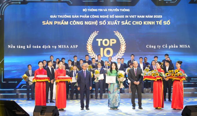 Bà Bùi Thị Trang - Giám đốc phát triển sản phẩm MISA ASP nhận vinh danh Top 10. Ảnh: MISA