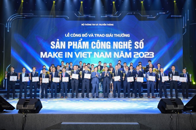 Các doanh nghiệp nhận giải Make in Viet Nam 2023. Ảnh: Giang Huy