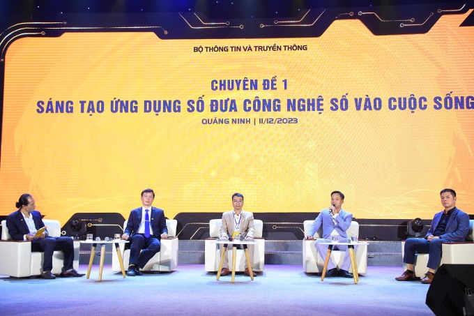 Ông Chiên (ngoài cùng bên trái) cùng các đại diện doanh nghiệp thảo luận về việc đưa công nghệ vào cuộc sống. Ảnh: Giang Huy