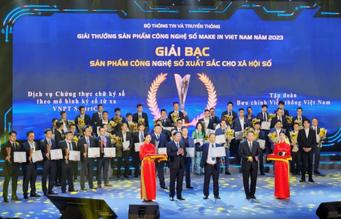 Đại diện VNPT nhận giải Bạc. Ảnh: VNPT